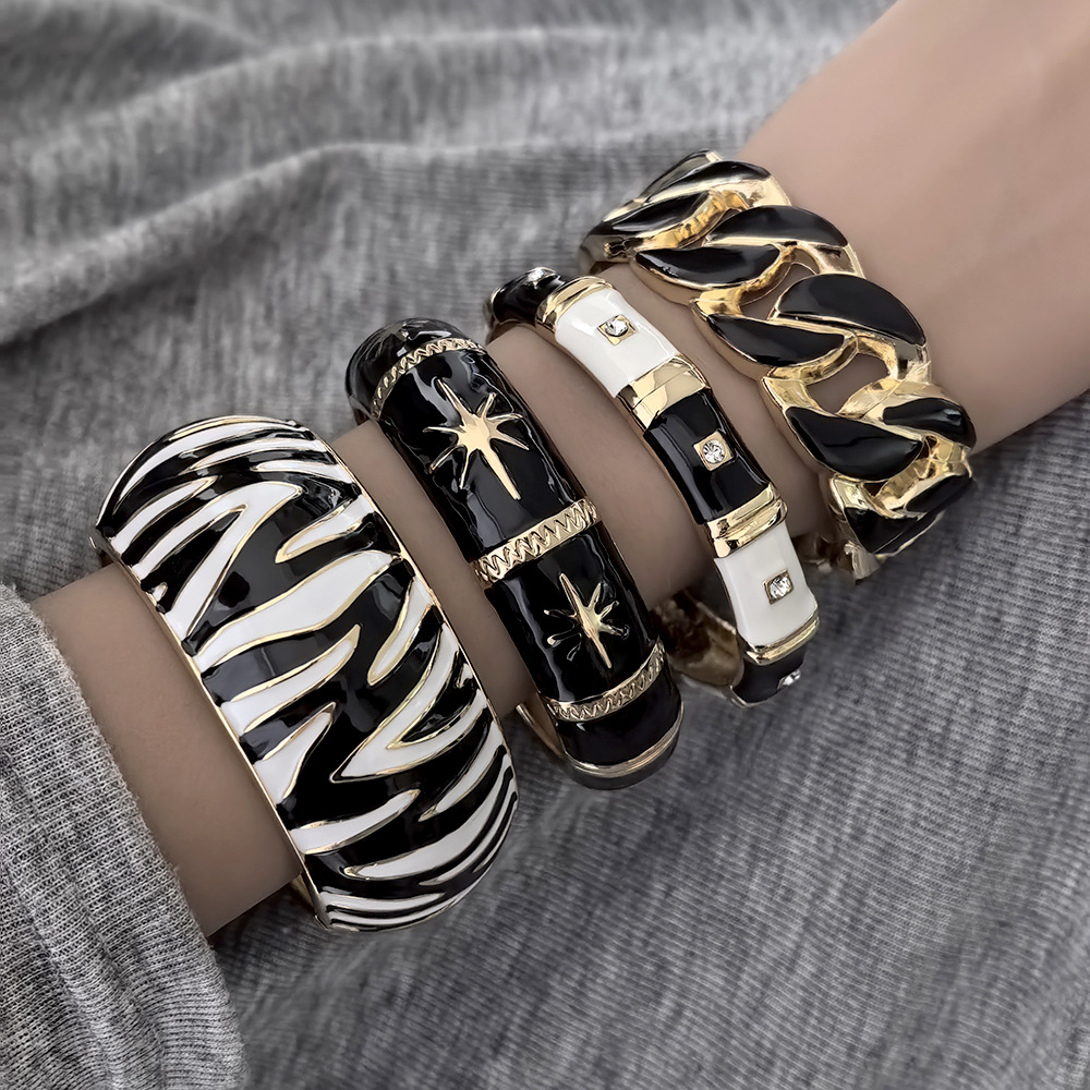 Zebra Tablet Accessories - กำไลโลหะทรงกลมลายม้าลายชุบทองเคลือบเงาสำหรับผู้หญิง กำไลสปริงรูปทรงเรขาคณิตแบบไม่สมมาตร เครื่องประดับ Pulseras